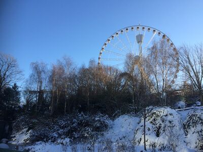 Lisebergshjulet med AtmosFear i snö och sol