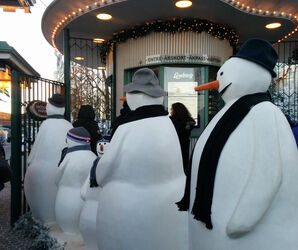 Snögubbar som väntar på att komma in på Liseberg